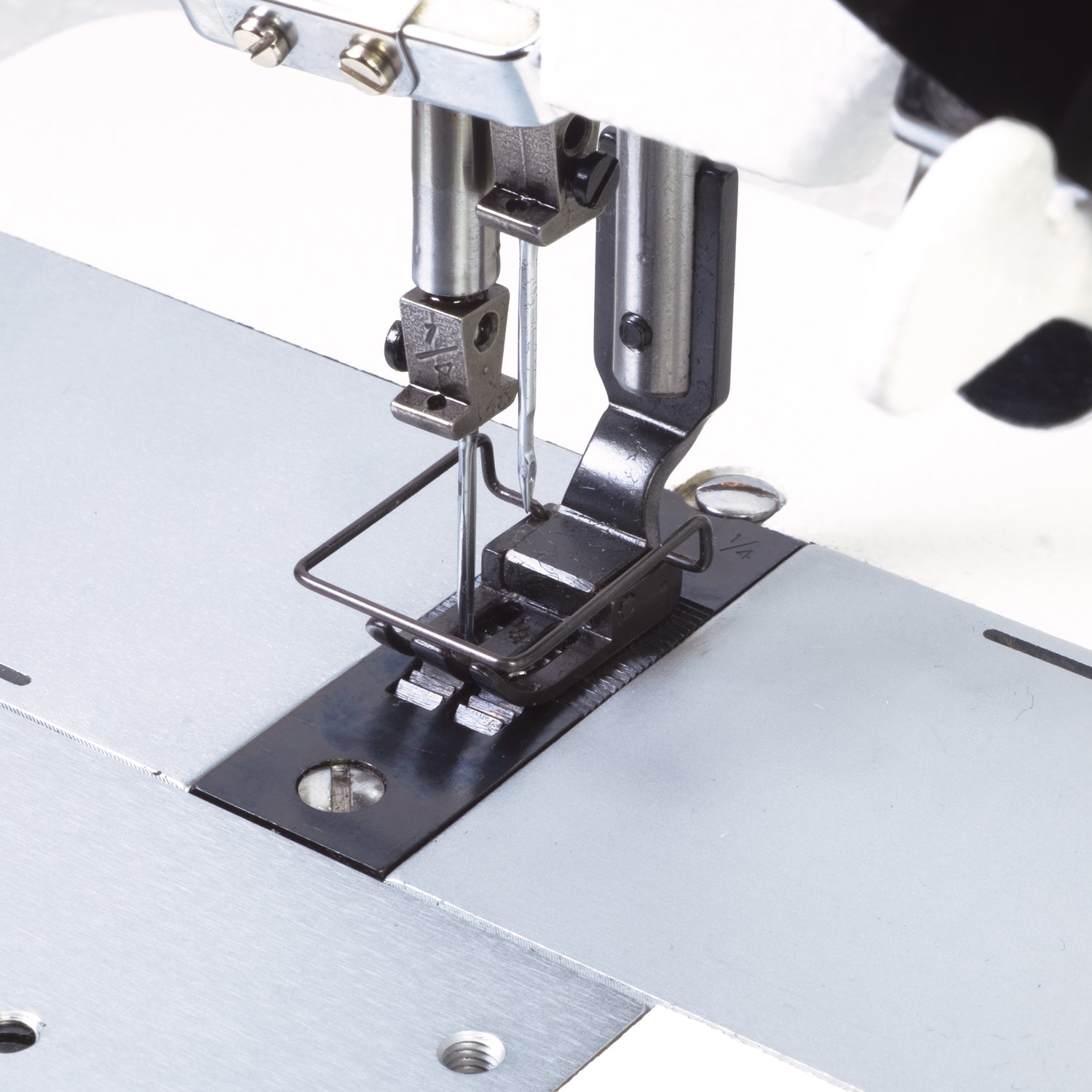 LOCKSTITCH NEEDLE FEED