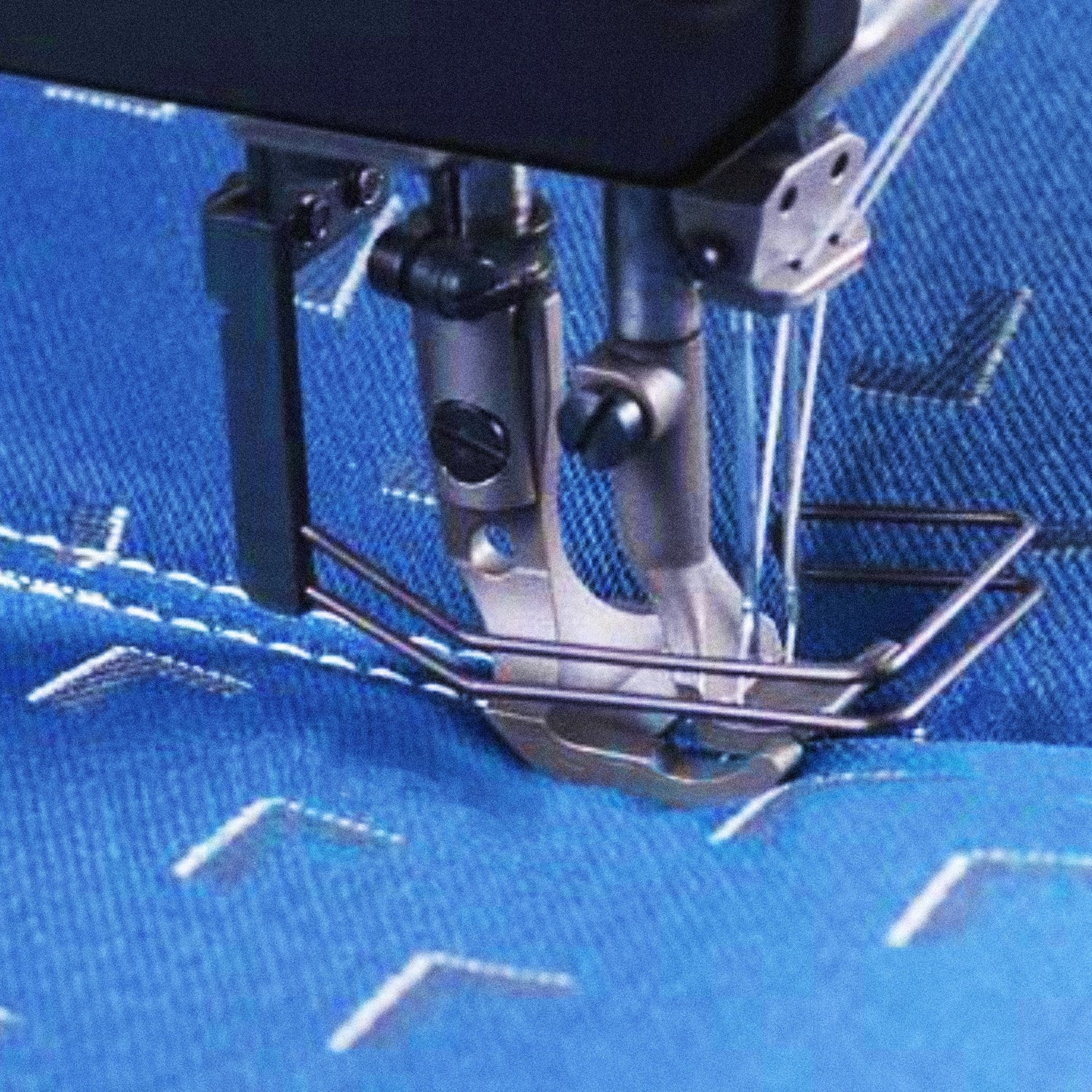 LOCKSTITCH COMPOUND FEED